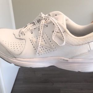 New balance tennis shoes